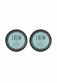 Två runda behållare av hårprodukten American Crew Fiber. Varje behållare är svart med en ljusblå etikett som visar text som beskriver produkten inuti.