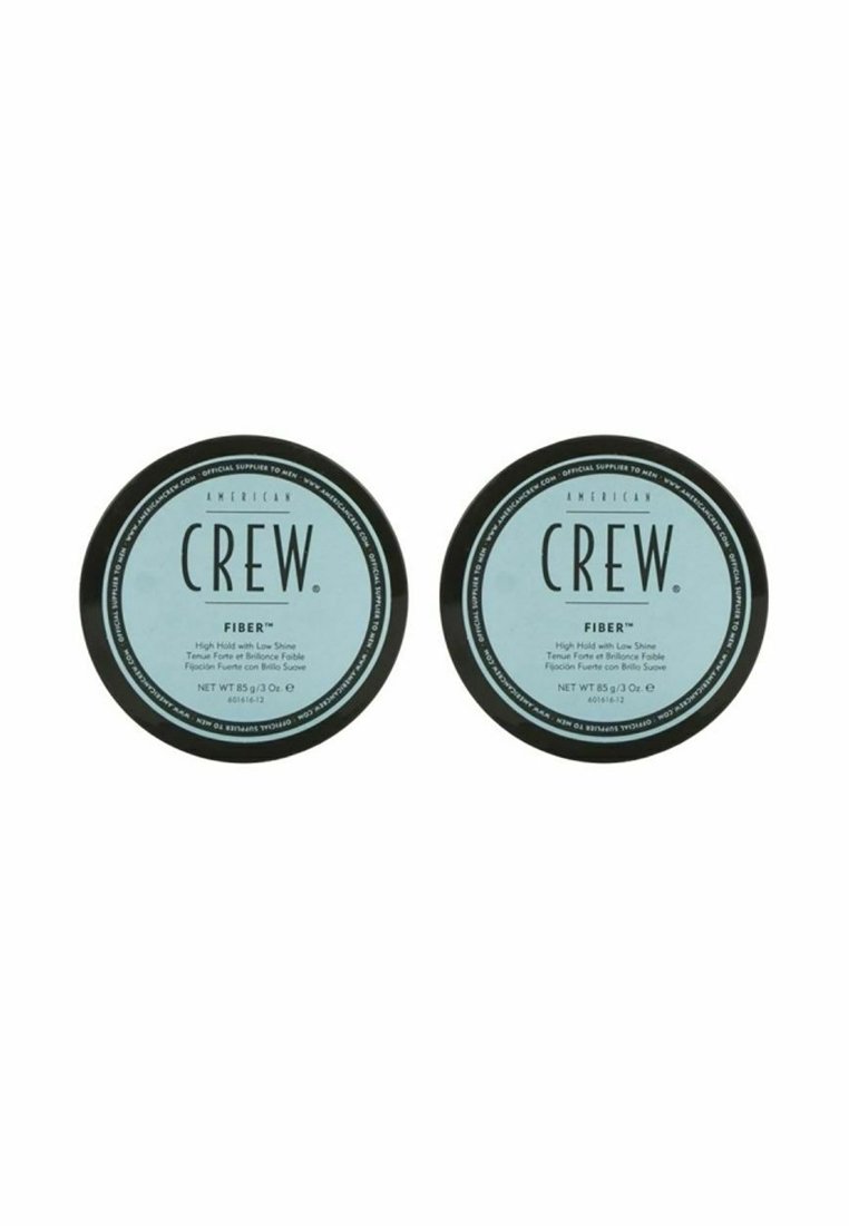 Två runda behållare av hårprodukten American Crew Fiber. Varje behållare är svart med en ljusblå etikett som visar text som beskriver produkten inuti.