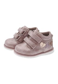 Rosa metallische Kinderschuhe mit zwei Klettverschlüssen, runden Zehen, weißen Sohlen sowie dekorativen Herzen und Pfotenabdruck-Akzenten.