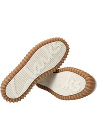 Calzature Clarks con suola in gomma color cuoio, caratterizzata da bordi rigati, marchio bianco e superficie testurizzata con scanalature lineari.