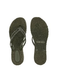 Olijfgroene slippers met textuur op de zolen en intricat rhinestone versieringen op de banden, met een teenslipper ontwerp en een gevormde voetbed.
