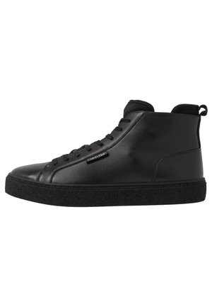 Schwarze High-Top-Sneaker aus glattem Leder, mit einer strukturierten schwarzen Gummisohle, schnürbarem Vorderteil und kleinen Branding-Details.
