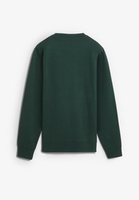 Sudadera verde oscura con mangas largas, puños y bajo acanalados, cuello redondo, textura suave y sin logotipos ni patrones visibles.