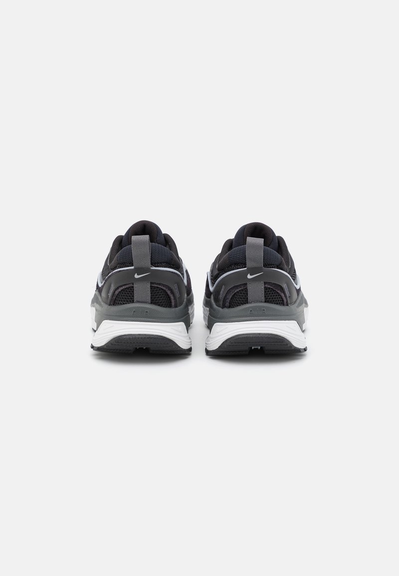 Nike Sportswear W AIR MAX BLISS - Tenisky - black/silver/oil grey/iron grey/summit white