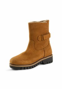 Tan nubuck ankelstøvle med en buet top, sidelukning med spænde og en tekstureret gummisål med dybe riller for godt greb.