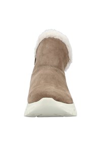 Zamszowe botki wsuwane w jasnobrązowym kolorze z kołnierzem z sztucznego futra i białą gumową podeszwą. Posiadają boczny zamek i kontrastowe przeszycia.