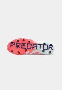 Jalkapalloilujalkineet, joissa on valkoinen päällinen, vaaleanpunaisia yksityiskohtia ja mustia piikkejä. Pohjassa on rohkealla sinisellä painettu "PREDATOR". Pintakuviointi tarjoaa gripin.
