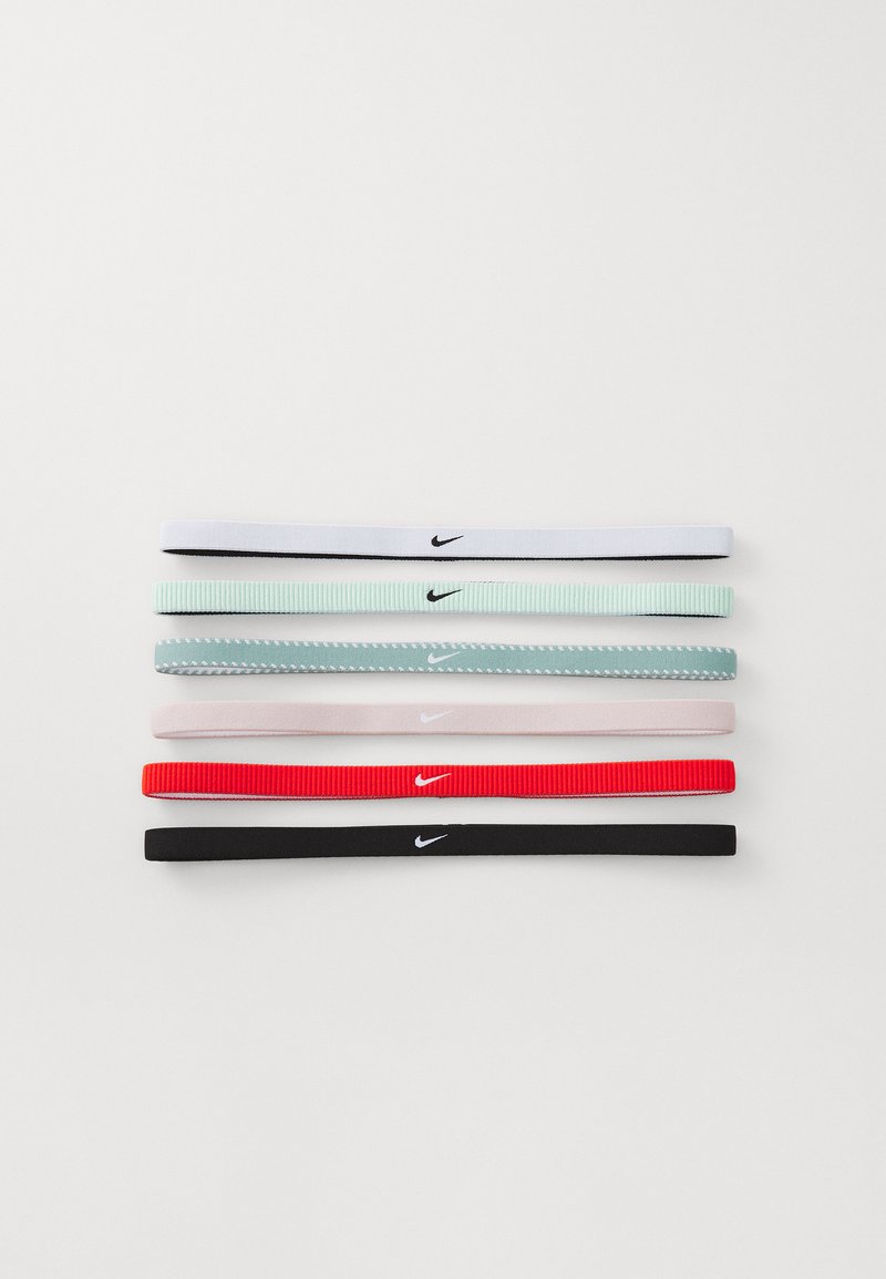 Sei elastici per capelli Nike in bianco, menta, grigio, rosso e nero, realizzati in un morbido tessuto testurizzato e dotati di un piccolo logo a contrasto.