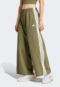 adidas Sportswear - ESSENTIALS STRIPES LIFESTYLE PARACHUTE - Tracksuit bottoms - olive strata   white Thumbnail Image 1