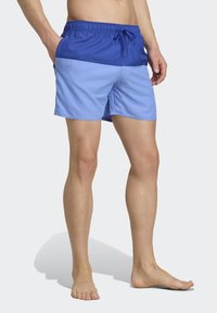Modré plavky s blokovým designem, tmavě modrým pasem a světle modrým tělem. Vyrobeno z lehkého, rychleschnoucího materiálu.