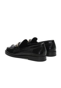 Zwarte laklederen loafers met een gestructureerde voorkant en franjes, gouden hardware accenten en een stevige zwarte rubberen zool.