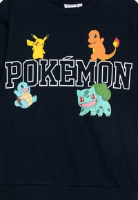Felpa navy con personaggi di Pokémon: Pikachu (giallo), Charmander (arancione), Squirtle (blu) e Bulbasaur (verde) con testo bianco in grassetto.