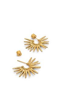 Orecchini d'oro con un design a esplosione e punte appuntite. Un orecchino è leggermente separato dall'altro, evidenziando il loro stile unico.
