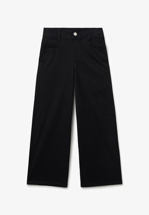 Schwarze weit geschnittene Hosen mit vorderen Taschen, Gürtelschlaufen und einem metallischen Knopfverschluss.