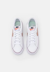Nike Sportswear COURT LEGACY - Sneakers basse - white/metallic red bronze/mint foam/amethyst ash