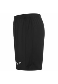 Svarta träningsshorts med elastiskt midjeband och vit Nike-swoosh-logotyp nära fållen på vänster ben.