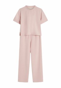 Miękki różowy top z krótkim rękawem i okrągłym dekoltem, zestawiony z pasującymi szerokimi spodniami, prezentowany na białym tle.