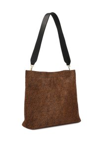 Brązowa torba tote z faux skóry o fakturowej powierzchni i czarnym, regulowanym pasku. Posiada elegancki design i płaski, prostokątny kształt.