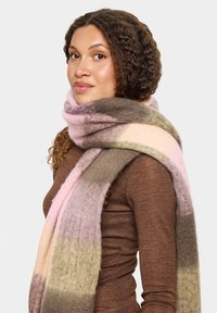 Uldhalstørklæde med et stort ternet mønster i nuancer af pink, brun og creme. Blød tekstur med et varmt, tykt design, der er velegnet til koldt vejr.