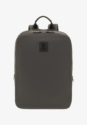 Grå læderrygsæk med et slankt design, fremhævet af en sort logopatch og robuste lynlåse. Har dobbelte stropper og et topgreb.