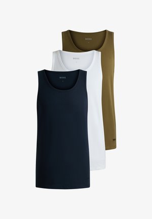 Tre toppe i navy, hvid og olivengrøn, lavet af glat stof med en rund halsudskæring og et subtilt logo på kanten.