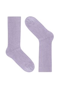 Helle lila Baumwollsocken mit glatter Textur, die ein klassisches Design und gerippte Bündchen aufweisen. Eine Socke steht aufrecht, die andere liegt flach.