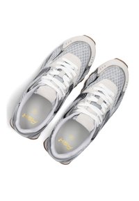 Sneakers grigio e bianco realizzati in mesh e materiali sintetici, con lacci bianchi e una suola in gomma testurizzata con accenti di logo.