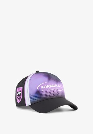 Schwarze und violette Formula 1 Racing League Kappe mit weißem Logo und Las Vegas Grand Prix 2023 Aufnäher an der Seite.