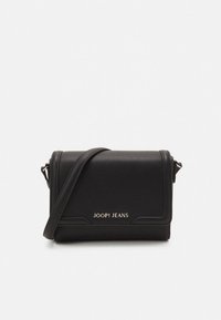 Borsa a tracolla nera in materiale strutturato, con chiusura a pattina, logo dorato e tracolla removibile. Presenta dettagli di design discreti.