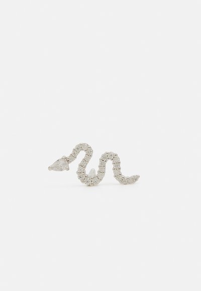 Clou d'oreille argenté en forme de serpent avec petits cristaux ronds et tête de cristal en forme de goutte sur fond blanc.