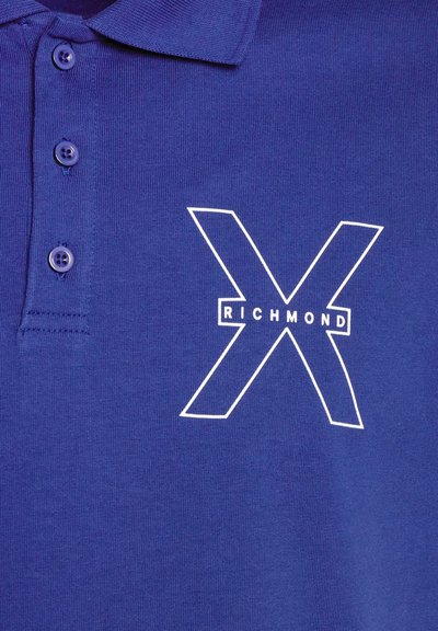Polo blu navy in cotone, con una grafica bianca a forma di "X" al centro con la parola "RICHMOND". Dettaglio con patta a tre bottoni.