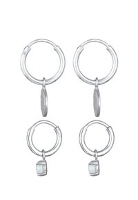 Orecchini a cerchio argentati con un design liscio; due paia includono un piccolo pendente con una pietra opalescente in un paio.