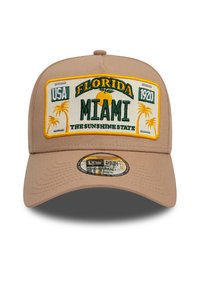 Gorra de béisbol beige con un diseño bordado de matrícula de Florida que incluye "MIAMI", palmeras y "EL ESTADO DEL SOL". Ajuste ajustable.