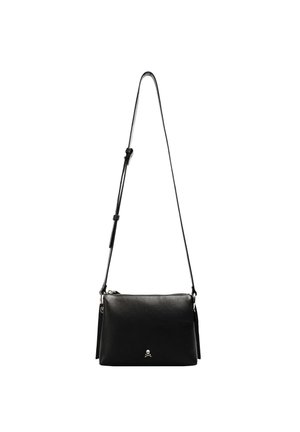 Bolso bandolera de cuero negro con forma rectangular, superficie texturizada, correa ajustable y un pequeño logotipo en la parte frontal.