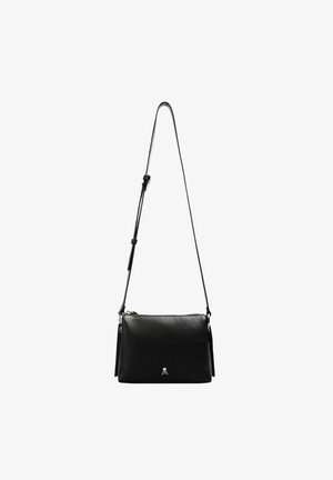 Schwarze Leder-Crossbody-Tasche mit rechteckiger Form, strukturiertem Oberflächenmaterial, verstellbarem Trageriemen und einem kleinen Logo-Detail auf der Vorderseite.