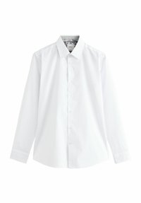 Camisa blanca de manga larga con un cuello clásico, cierre de botones y tejido texturizado. El interior presenta un detalle acentuado con un patrón.