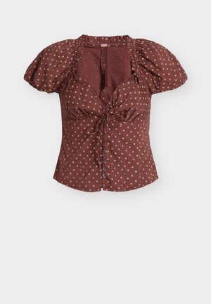 Bordo bluza s puff rukavima, s vezom sprijeda, ukrašena zlatnim cvjetnim uzorcima, detaljima s gumbima i teksturiranim tkanjem.