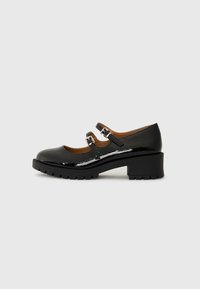 Schwarze Lackleder-Mary-Jane-Schuhe mit zwei verstellbaren Riemen, runder Spitze und klobigem Gummihighheel mit einem strukturierten Profil.
