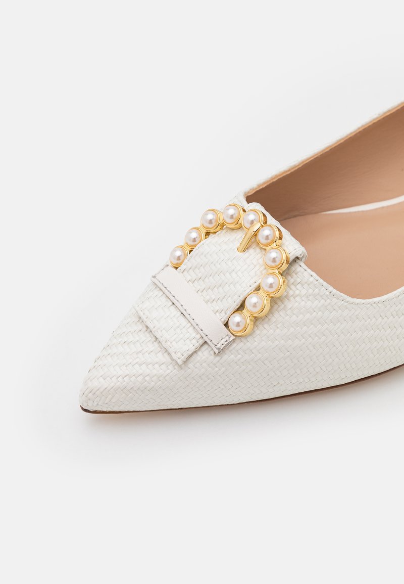 Damen Sneaker | Stuart Weitzman BUCKLE FLAT Klassischer Ballerina cream/offwhite - NT82767 Damen Sneaker | Stuart Weitzman BUCKLE FLAT Klassischer Ballerina cream/offwhite - NT82767