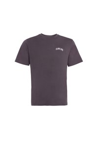 Dunkelgraues T-Shirt mit kurzen Ärmeln und kleinem weißen gotischen Schriftzug auf der oberen linken Brust, einfarbiger Hintergrund.