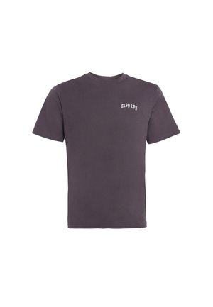 Donkergrijs T-shirt met korte mouwen en kleine witte gotische tekst op de linkerborst, effen achtergrond.