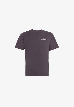 Donkergrijs T-shirt met korte mouwen en kleine witte gotische tekst op de linkerborst, effen achtergrond.