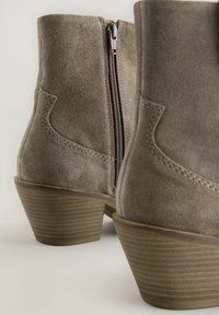 Next STANDARD WIDE FIT-FOREVER COMFORT BLOCK HEEL - Botines camperos - mink brown