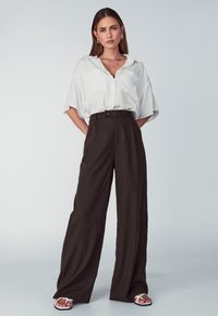 WILLA RISE WIDE LEG - Broek - chocolate