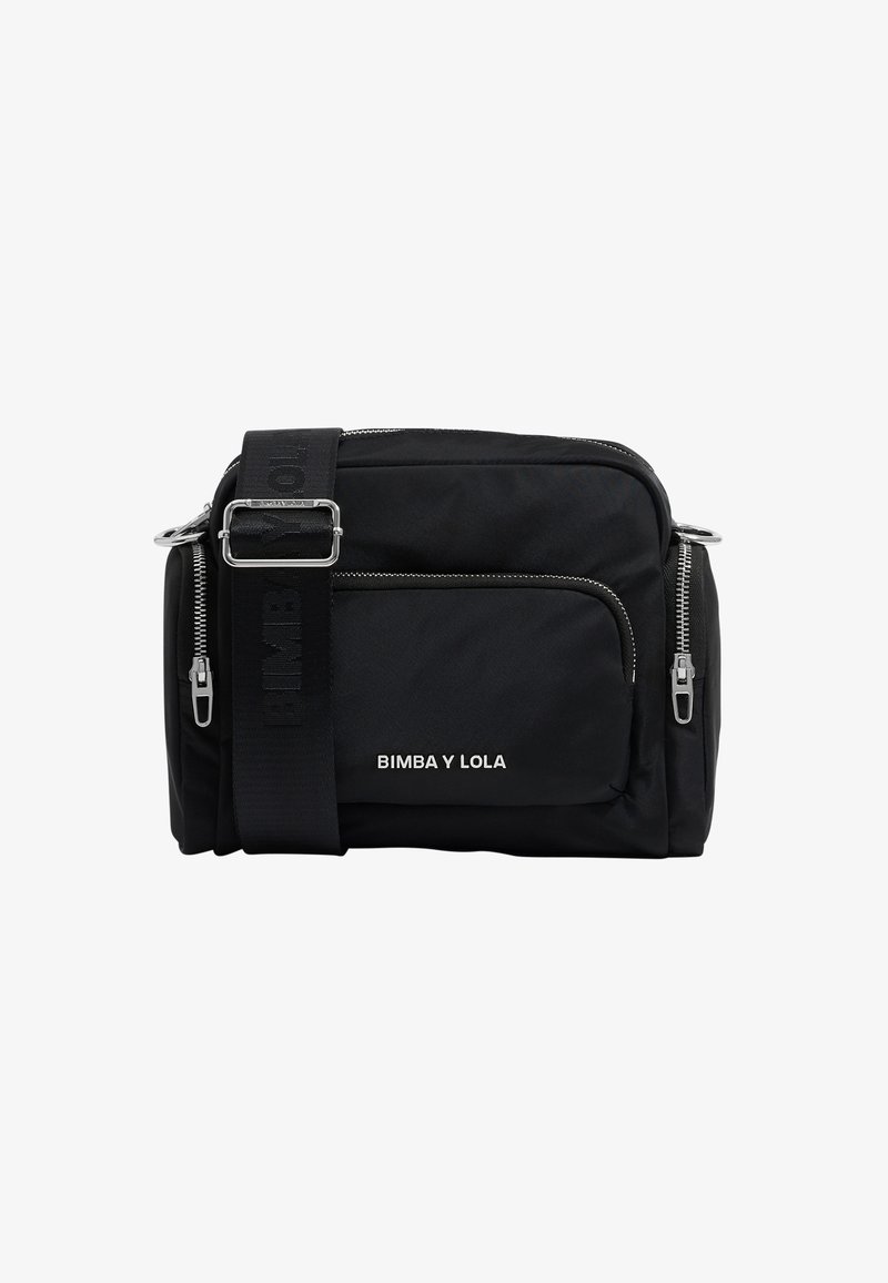 Bolso de hombro negro de nailon con cremalleras plateadas, correa ajustable, dos bolsillos frontales y la marca "BIMBA Y LOLA" en blanco en la parte frontal.