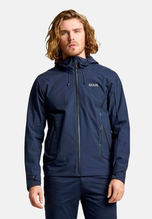 Marineblaue wasserdichte Jacke mit Kapuze, Reißverschluss und zwei Seitentaschen; strukturierter Stoff mit schwarzen Akzenten und Logodetail.