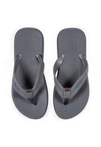 Graue Flip-Flops mit strukturierten Gummisohlen und Stoffriemen. Mit einem gemusterten Fußbett und einem auffälligen blauen Logo auf einem Riemen.