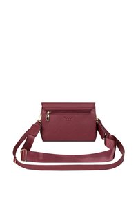 Burgunderfarbene synthetische Tasche mit einem strukturierten Wellenmuster, Klappdeckel, Reißverschlussverschluss und einem verstellbaren Satinschulterriemen.