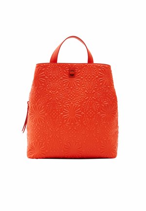 Pomarańczowy plecak o fakturowanej powierzchni z kwiatowym tłoczeniem, wyposażony w krótkie uchwyty i małą przednią kieszeń z prostokątnym zapięciem.