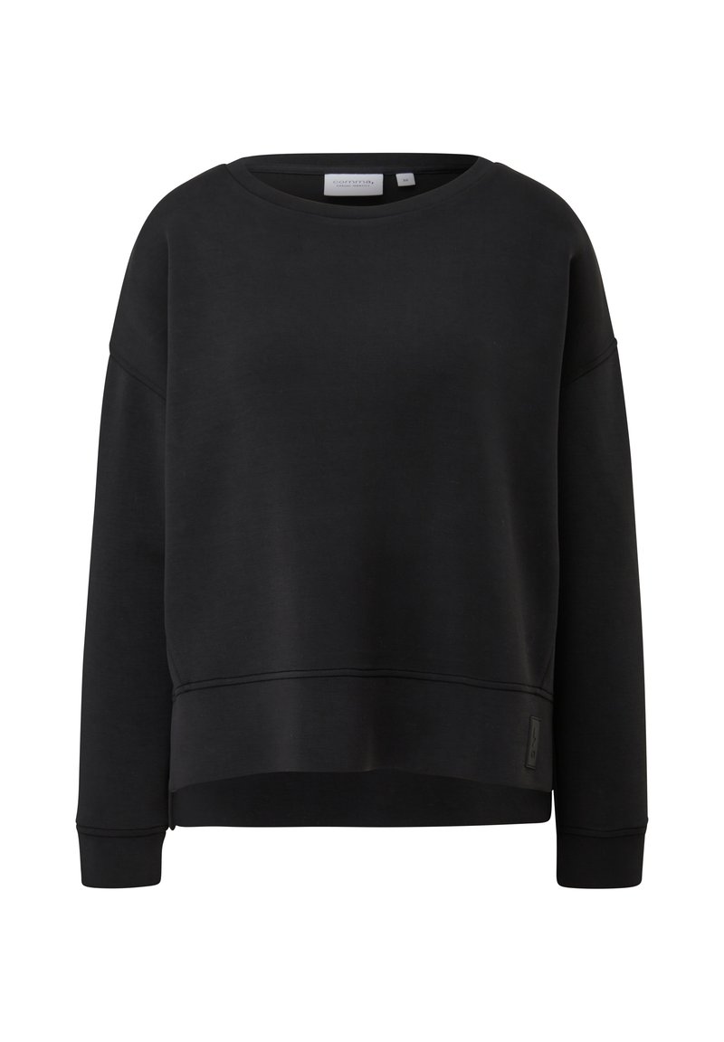 Schwarzer Pullover, lockere Passform, runder Halsausschnitt, lange Ärmeln und gerippte Bündchen. Glatte Textur mit einem sichtbaren Markenetikett am unteren linken Rand.